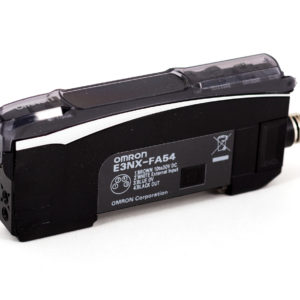 Omron E3NX-FA54 волоконно-оптический усилитель с PNP-выходом, Smart Tuning, двойным цифровым дисплеем и временем отклика до 30 мкс для высокоточного обнаружения объектов.