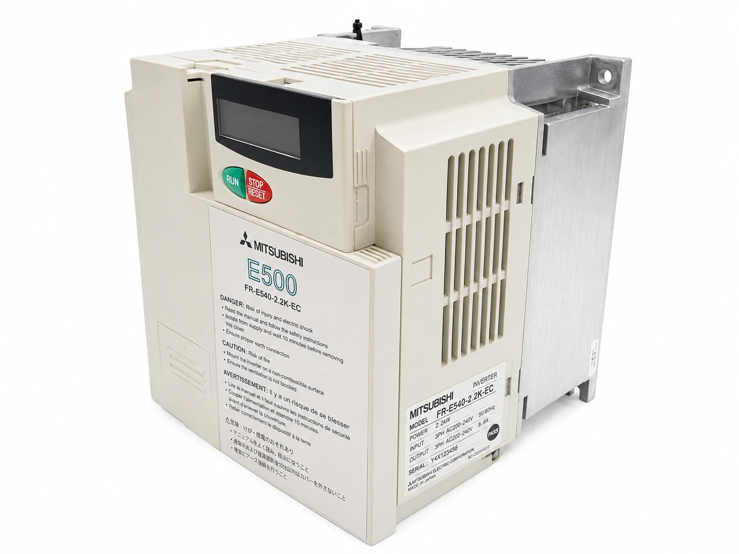 Частотный преобразователь Mitsubishi FR-E540-2.2K-EC, мощность 2.2 кВт, 380–480 В AC, 3 фазы, выход 0.2–400 Гц, управление электродвигателями.
