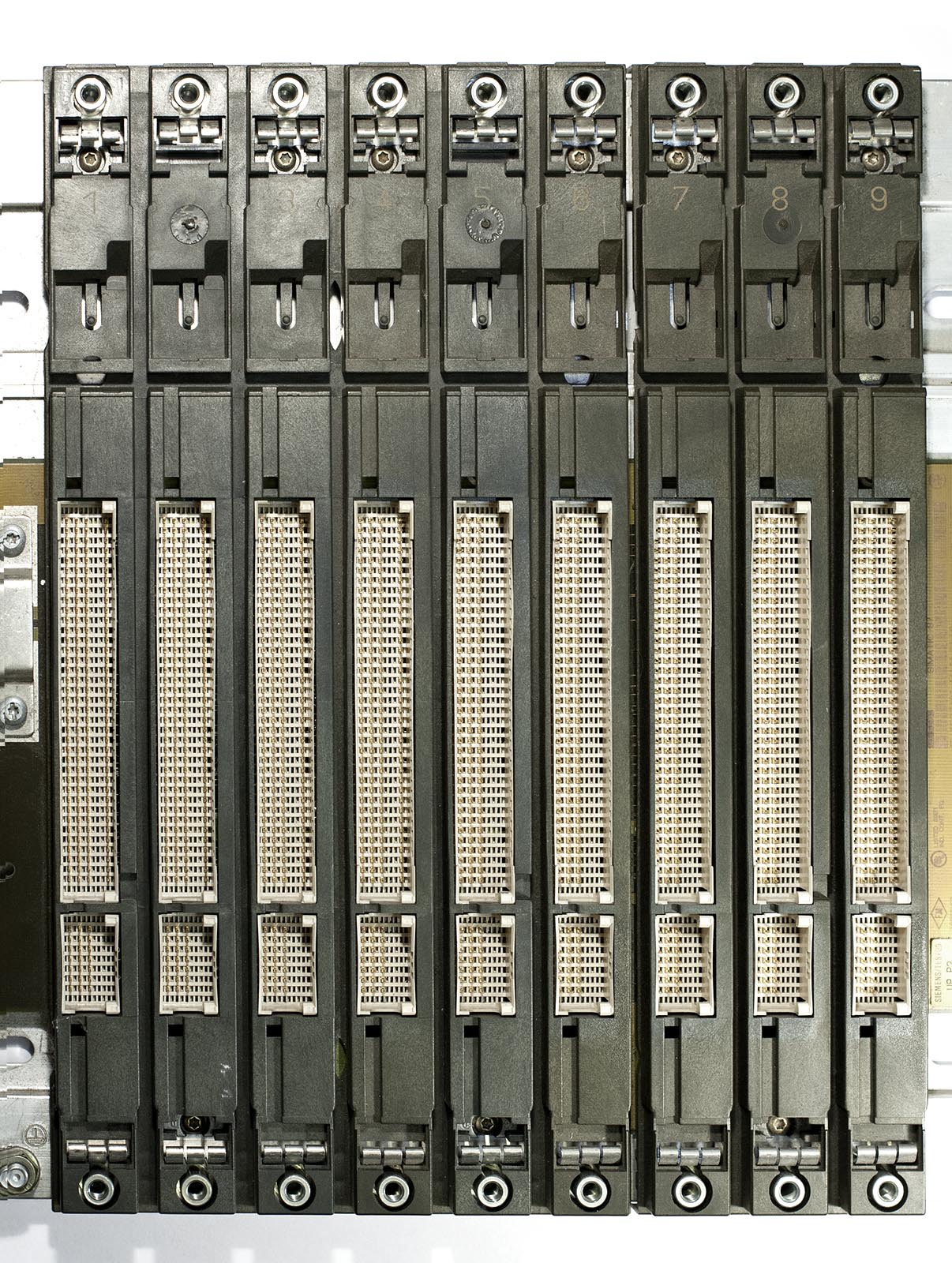 Стойка UR2 для SIMATIC S7-400. 9 слотов, 257,5×290×27,5 мм, сталь, 2,15 кг. Для центральных и расширительных устройств, поддержка S7-400H, резервирование питания.