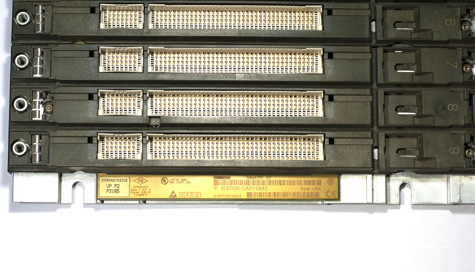 Стойка UR2 для SIMATIC S7-400. 9 слотов, 257,5×290×27,5 мм, сталь, 2,15 кг. Для центральных и расширительных устройств, поддержка S7-400H, резервирование питания.